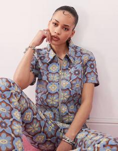 Топ Wrangler с застежкой-молнией спереди и принтом 70-х годов синего цвета