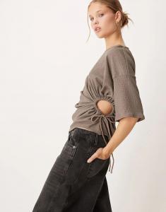 Футболка ASOS DESIGN с текстурированной отделкой и шнурком на талии цвета мокко