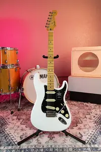 Fender Player II Stratocaster с грифом из клена 2024 - Полярно-белый