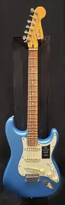 Fender Player Plus Stratocaster с грифом из Pau Ferro 2021 Opal Spark