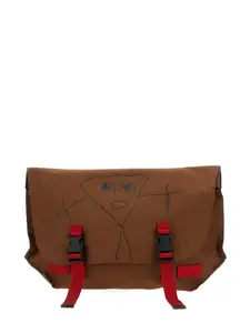 Сумка через плечо с пряжкой и принтом каракулей Plan C, коричневый