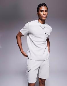 Футболка River Island из нейлона с короткими рукавами и карманом светло-серого цвета