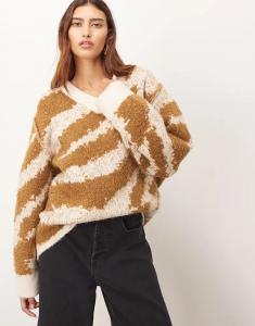 Джемпер свободного кроя ARRANGE с V-образным вырезом и закругленным подолом в цвете «ириска» и «кремовый тигр»