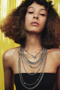 Контрастное ожерелье из бусин и блесток Zara, золото/серебро