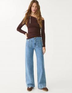 Минималистичные джинсы Stradivarius Petite d77 с карманами светло-голубого цвета