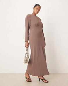 Платье макси из атласа ASOS DESIGN Curve с косой вставкой на груди, насыщенного серо-коричневого цвета
