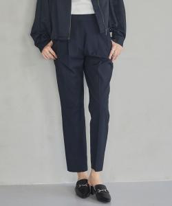 Зауженные брюки из ткани свободного кроя