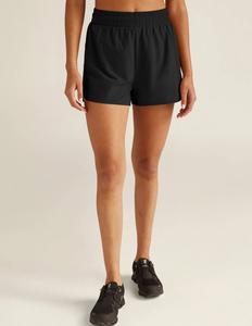 Стрейдовые утепленные шорты в черном цвете BEYOND YOGA