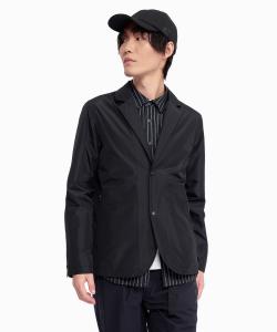 Ветрозащитный, водонепроницаемый, дышащий пиджак из материала GORE-TEX со съемным капюшоном.