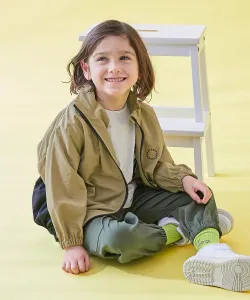 Ветровка из водоотталкивающего нейлона со складным капюшоном. Детская одежда. Весна/Лето 2026 Devirock, цвет 004-Dark Beige-Black