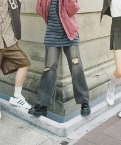 Выцветшие джинсовые брюки с низкой посадкой