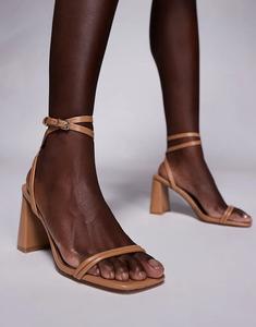 Босоножки Simmi London Bora на среднем каблуке с ремешками бежевого цвета SIMMI Shoes