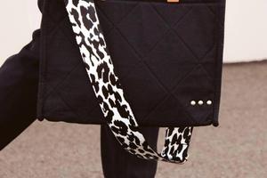 Стеганая хлопковая сумка с черно-белым ремнем Pretty Simple