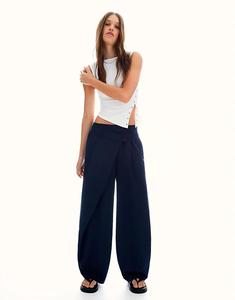 Брюки Bershka Tailored fit с перекрещивающейся талией темно-синего цвета