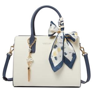 Сумка через плечо из коровьей кожи среднего размера TUCANO, цвет экрю/тёмно-синий, модель W3