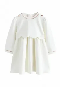 Платье повседневное из трикотажа понте с фестончатым краем, прямого кроя. Baker By Ted Baker, White