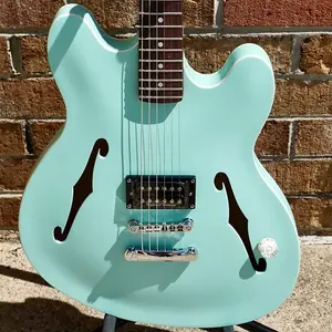 Fender Tom DeLonge Starcaster с грифом из розового дерева и хромированной фурнитурой, сатинированный Surf Green