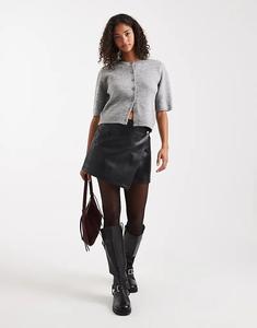 Черная асимметричная мини-юбка с запахом из искусственной кожи ASOS DESIGN