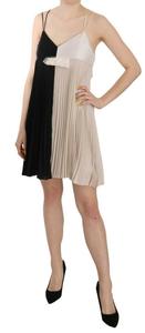 Шикарное мини-платье принцессы с глубоким вырезом А-силуэта Pinko, черно-белый