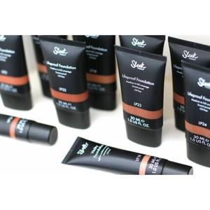 Sleek Makeup Lifeproof Foundation от среднего до полного покрытия, устойчивая к поту, без масла, Lp07, 30 мл