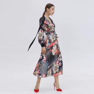 Платье с запахом крупным цветочным принтом и атласной косой бейкой Smart And Joy, мультиколор