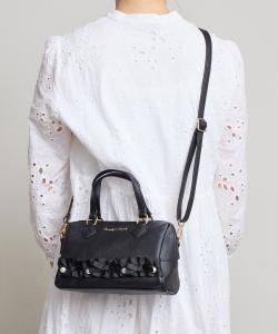 Sunny side: освежающая сумка-бостон с оборкой в форме сердца, лентой и жемчугом Magine, цвет Black