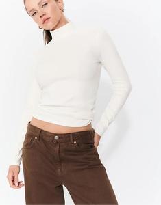 Футболка Stradivarius Basic с высоким воротом цвета экрю
