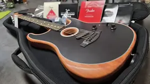 Fender American Acoustasonic Stratocaster абсолютно новая, черное тело из красного дерева, верхняя дека из ели, полуглубокий корпус, США, звукосниматель Fishman Piezo Noiseless, акустико-электрогитара