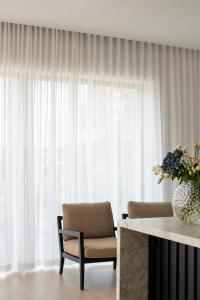 В упаковке 1 штора очень широкая виска Hasta, 268x280 см, белый