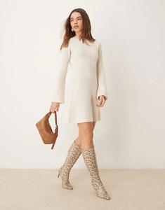 Трикотажное мини-платье Gina Tricot с круглым вырезом и резинкой в цвете «кремовый»