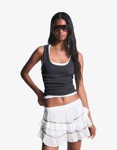 Мини-юбка Bershka с оборками и заклепками белого цвета