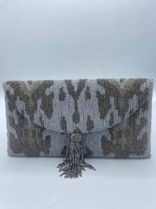 Клатч Moyna с бусинами в бело-коричнево-золотых тонах MOYNA NEW YORK