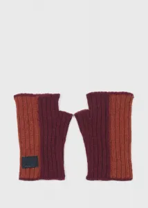 Перчатки без пальцев, связанные ребристым вязанием.