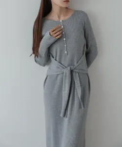 Платье из ребристого трикотажа многослойного фасона с завязкой на талии (доступны размеры от низкого до высокого).