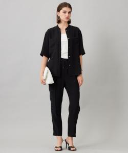 Легкая блузка из двойной ткани с воротником-стойкой.