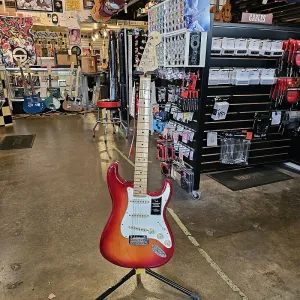 Fender Player II Stratocaster 2024 - настоящее время - Потертый вишневый градиент