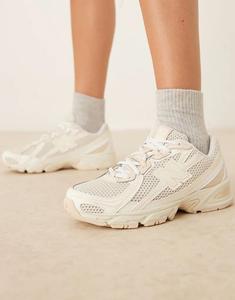 Кроссовки New Balance 740 бежевого цвета