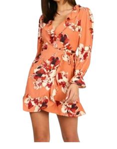 Цветастое платье с рюшами и запахом в оранжевом цвете Honey Punch