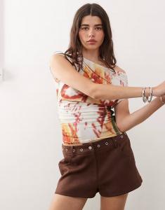 COLLUSION облегающий топ с открытыми плечами и размытым оранжевым принтом орхидеи