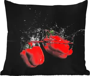 Подушка для улицы - Болгарский перец - Овощи - Натюрморт - Вода - Красный - 45x45 см - Устойчива к погодным условиям - Подушка для отдыха - Фотоподушка - Декоративная подушка MuchoWow
