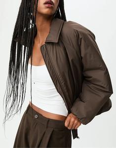 Пуховик Stradivarius Regular Fit коричневого цвета