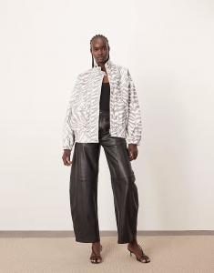 Джинсовая куртка-бомбер с декоративными швами с тигровым принтом Arrange