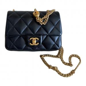 CHANEL Блестящая кожаная поясная сумка мини женская черная