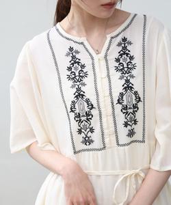 Платье с расклешенными рукавами и многоярусной вышивкой