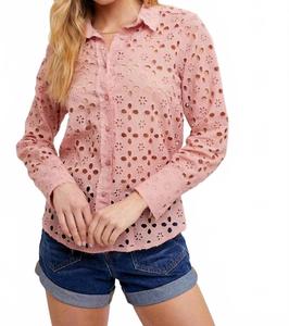 Розовая блузка с кружевными люверсами на пуговицах BluIvy