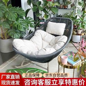 Плетеное кресло-качалка из искусственного ротанга с мягкими подушками для дома и сада