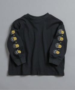 Эксклюзивная футболка с принтом на рукаве, доступная только в интернете.