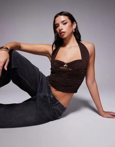 Укороченный топ Tiger Mist Briallen с вырезом халтер и золотой фурнитурой, отделкой в ​​виде замочной скважины, шоколадного цвета