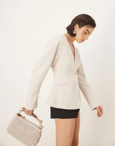 Пиджак Gina Tricot с приталенной талией и фигурными рукавами, светло-бежевого цвета