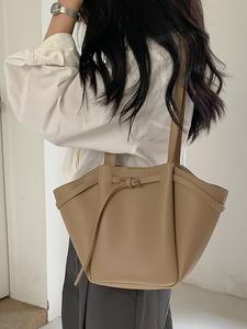 Женская сумка-ведро на завязках с мини-мешочком.